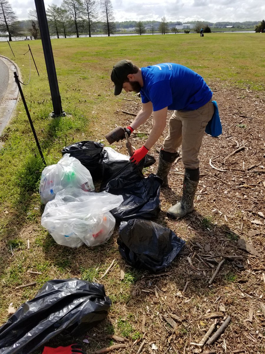StacyLBaker's tweet photo. Amazing grabber-licious @anacostiaws volunteers picked up 38 bags of tiny plastic caps, trash, beverage containers today  #AWSEarthDay #TrashFreeAnacostia #Skipthebottle https://t.co/HctMUaNnul