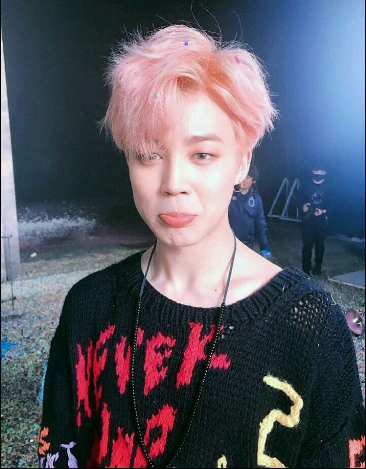 jungkfreckles's tweet photo. 2017                              2019 https://t.co/6YEmwvCj2W