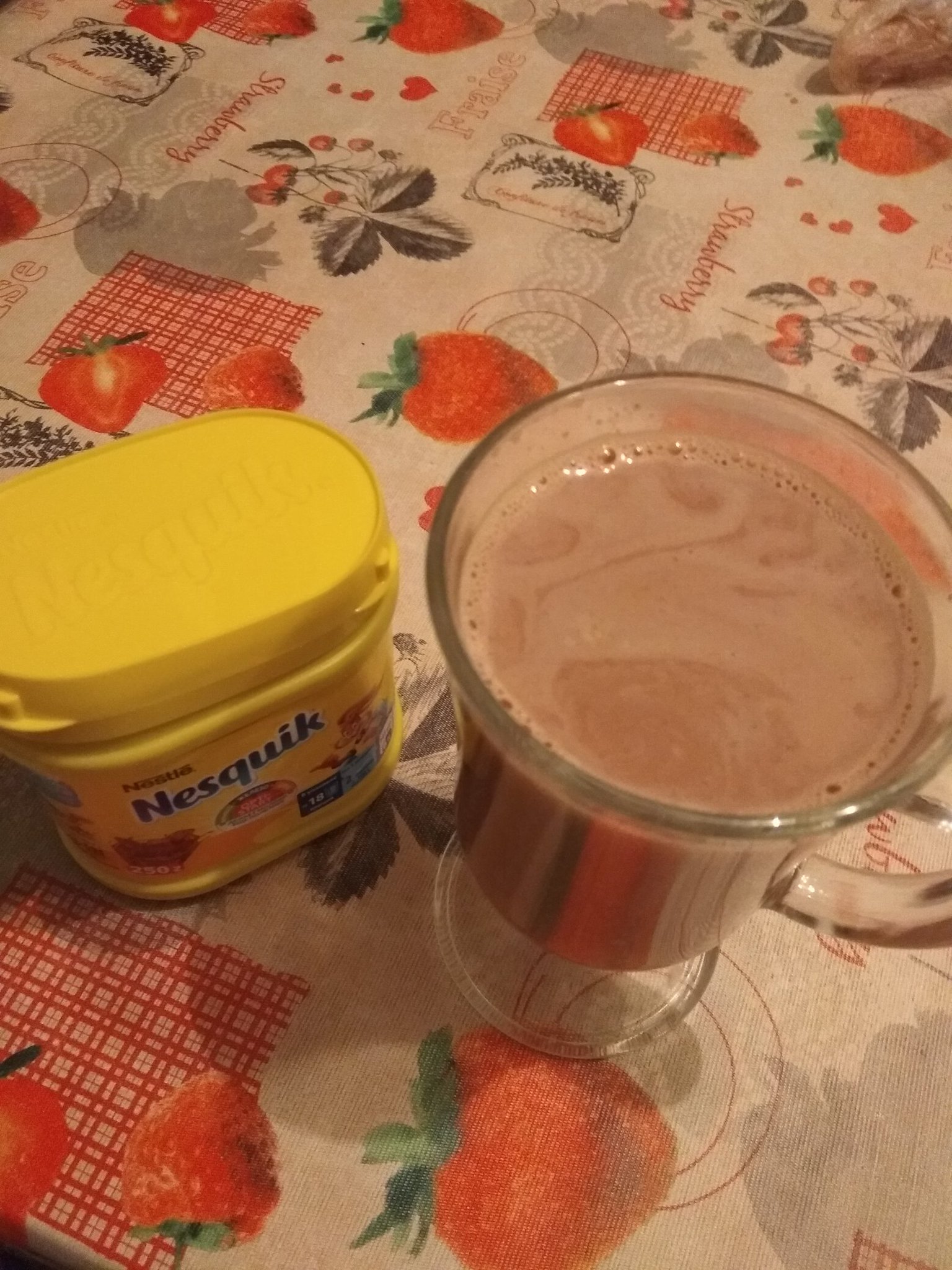 какао порошок в магазине. какао для похудения. чашка какао. какао-порошок.