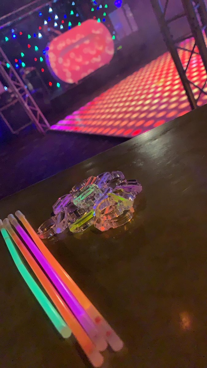 Wij zijn er helemaal klaar voor! Vanavond mogen we een spetterend 80s / 90s personeelsfeest verzorgen! 🥳