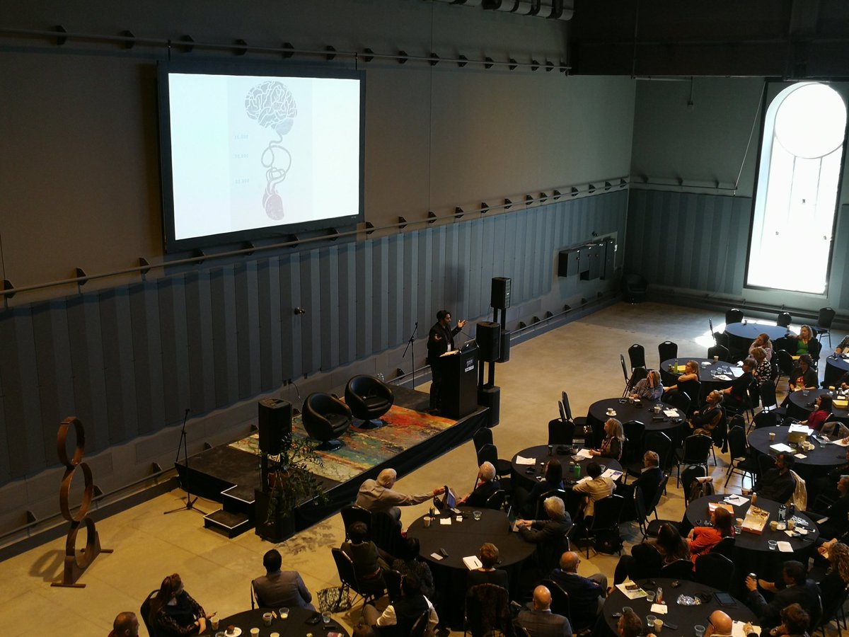 Les7Doigts's tweet photo. L'après-midi reprend avec @mohsindin 😊 L'art et l'empathie sera le sujet de la conférence ! Suivez le débat sur #SCACAS22 @BusinessftArts @n_anderson @maggiefairs @shannonlitz #conference #arts #Montreal #Les7Doigts https://t.co/LR2ayqLpkQ