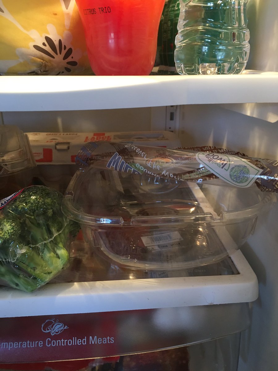 CariHamblin's tweet image. You never know what you’ll find (or not) in the fridge when @DrJohnNHamblin is home!! #emptyContainers #noMoreTomatoes #cherishTheMoments 🤣