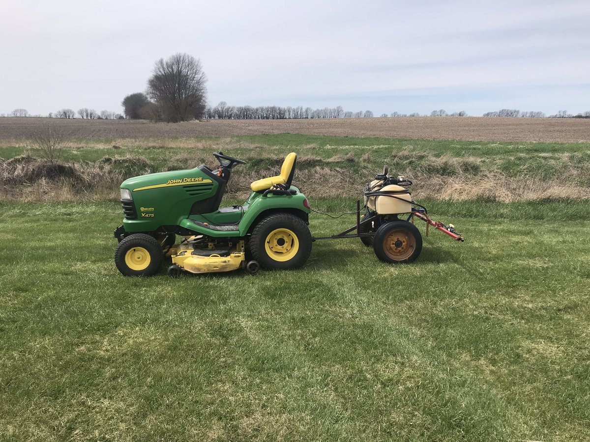 MeeceUPAgronomy's tweet image. To wet to get in field, so might as well practice my spraying skills on the ole yard. Love this time of year for yard spraying......always wait in anticipation of seeing who will be the first person to dump roundup in thinking its Trimec or 2,4-D!!!!  😂😂. #notthisguy 🤞
