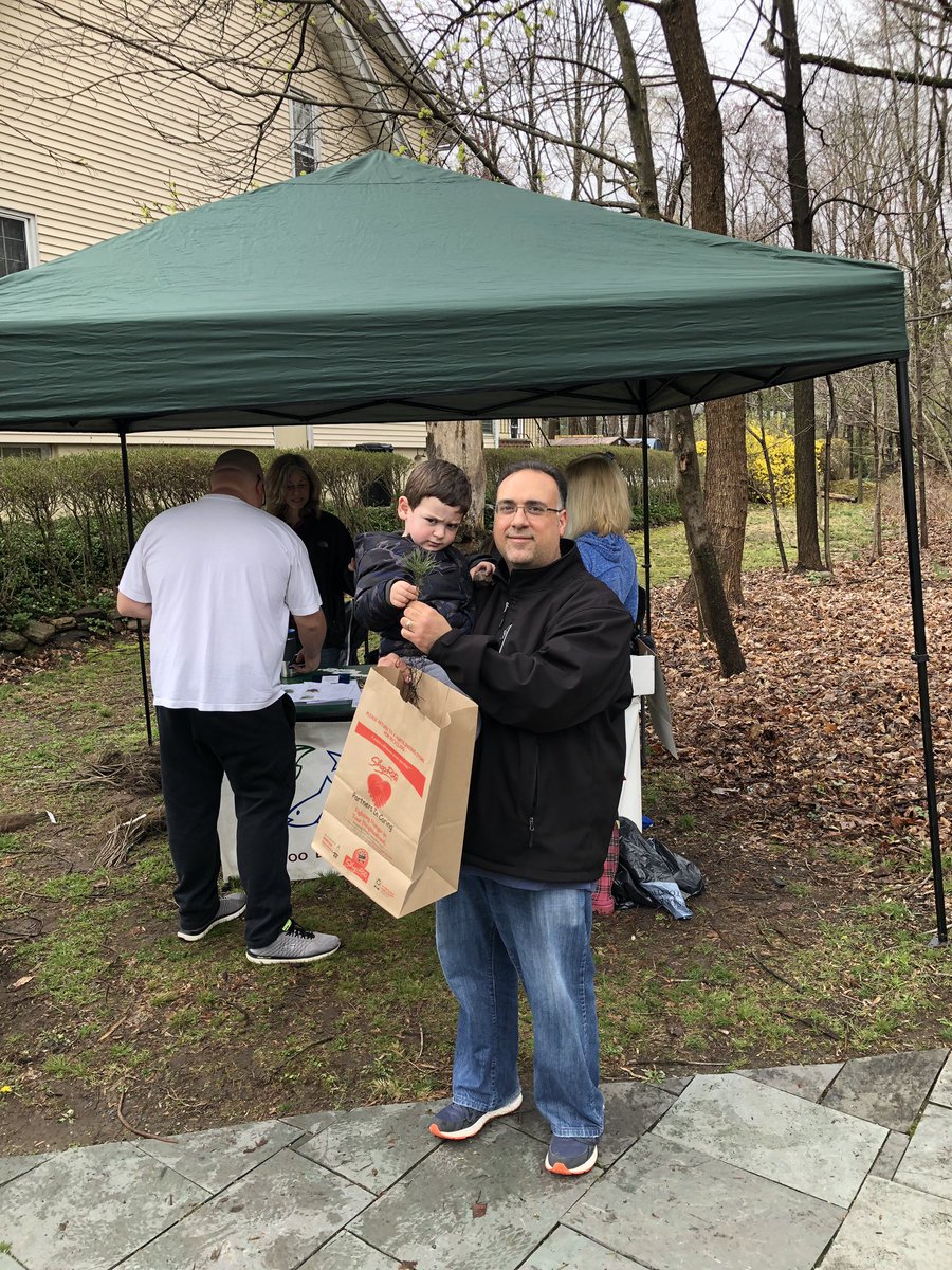 GreenVeronaNJ's tweet photo. The VEC wants to thank DPW and all of the volunteers that helped us clean up Grove Park.   We also gave away about 150 seedlings!  Leftovers were delivered to the @HilltopConserv1 @SustainVerona   @VeronaTownship https://t.co/MF8pPZXHKd
