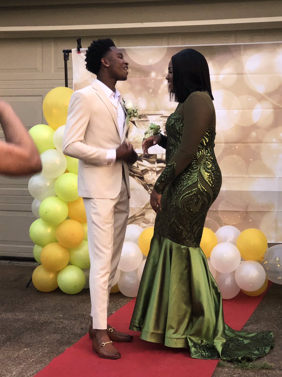qveen_cort's tweet photo. Prom Went Like This 📸🥵💛 
#RaisingHELL 🥵
#SendEmStr8ToHELL 🥵🥵
#Prom2k19 https://t.co/end00zmefZ