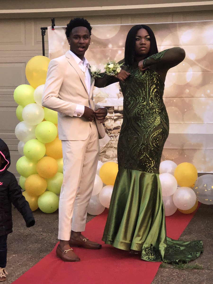 qveen_cort's tweet photo. Prom Went Like This 📸🥵💛 
#RaisingHELL 🥵
#SendEmStr8ToHELL 🥵🥵
#Prom2k19 https://t.co/end00zmefZ