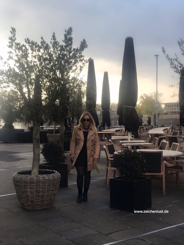 zeichenlust's tweet photo. #HappyWeekend 💕 #SchönesWochenende 💕#MutluHaftaSonu #AyferÖztürk #Düsseldorf #GehryBauten #Medienhafen #ILoveDüsseldorf #CreativeDirector #AOe #zeichenlust #MyBrand #MyStyle #MyLife #DesignMadeInSolingen #MadeInGermany #DesignBüro #DesignAgency #DesignLover https://t.co/vUxBmW5PSu