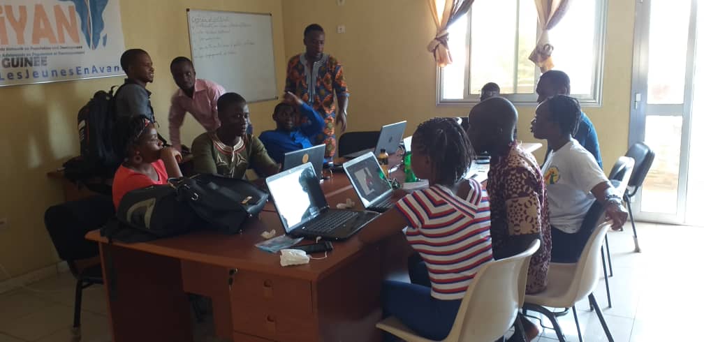 IYAFP_Guinee's tweet photo. Dans le cadre de la mise en œuvre du projet sur la campagne de clarification des valeurs pour la réduction de la stigmatisation de l’avortement, nous avons initié une séance de formation sur photoshop ce samedi 13 Avril. 
@IYAFP_Guinee https://t.co/wbuJgZdozF