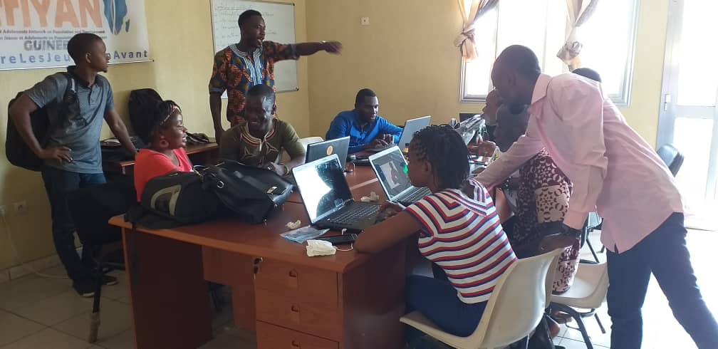 IYAFP_Guinee's tweet photo. Dans le cadre de la mise en œuvre du projet sur la campagne de clarification des valeurs pour la réduction de la stigmatisation de l’avortement, nous avons initié une séance de formation sur photoshop ce samedi 13 Avril. 
@IYAFP_Guinee https://t.co/wbuJgZdozF