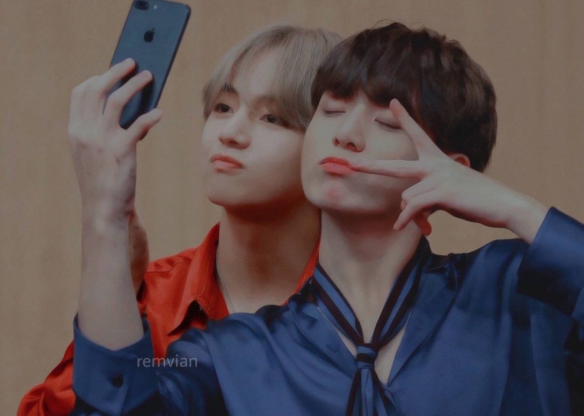 sweethkim's tweet photo. Au taekook donde Jungkook es fan de Taehyung y en un M&amp;G Jungkook se queda sin batería antes de sacarse una foto y Taehyung saca la foto con su celular prometiendo que la va a subir a Twitter https://t.co/GCThX3Buo6