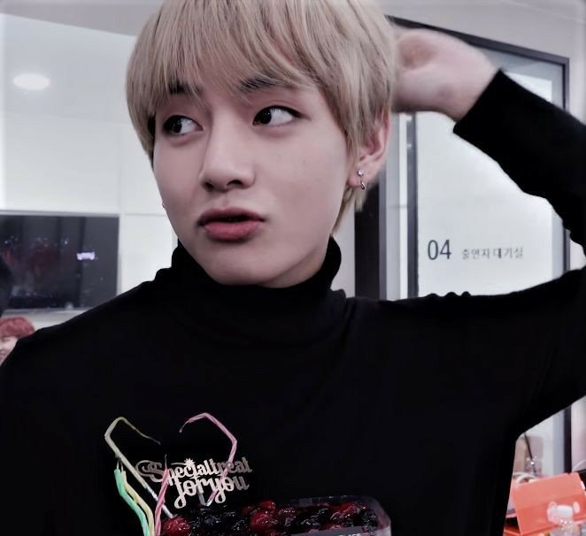 sweethkim's tweet photo. Au taekook donde Jungkook es fan de Taehyung y en un M&amp;G Jungkook se queda sin batería antes de sacarse una foto y Taehyung saca la foto con su celular prometiendo que la va a subir a Twitter https://t.co/GCThX3Buo6