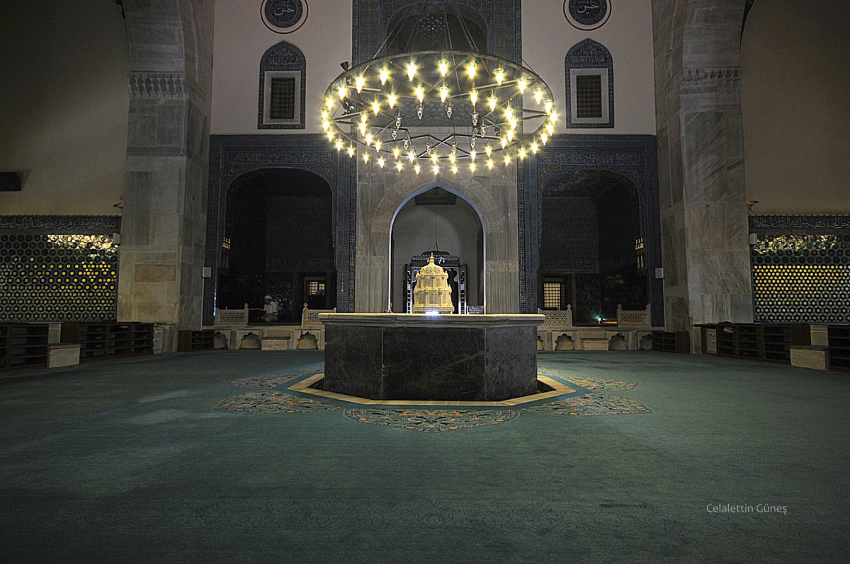 celalettingunes's tweet photo. İkinci kurucu Çelebi Mehmet tarafından yaptırılmış Yeşil Cami. İlk dönem Osmanlı mimarisinin güzel örneklerindendir. Ters T şeklindedir. Ortasında havuz ve fıskıyesi enfestir. 
#bursa #yesilcami https://t.co/PBThvxpx7W