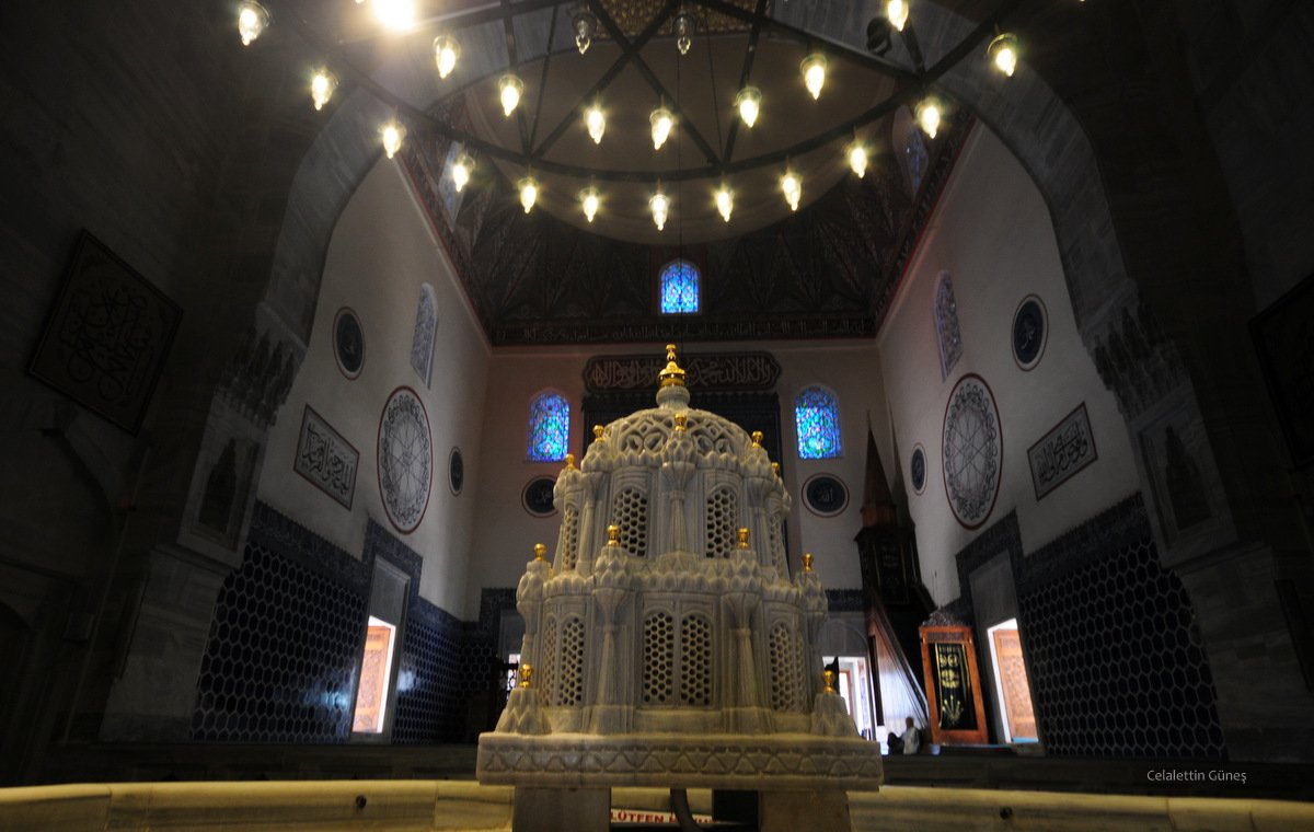celalettingunes's tweet photo. İkinci kurucu Çelebi Mehmet tarafından yaptırılmış Yeşil Cami. İlk dönem Osmanlı mimarisinin güzel örneklerindendir. Ters T şeklindedir. Ortasında havuz ve fıskıyesi enfestir. 
#bursa #yesilcami https://t.co/PBThvxpx7W