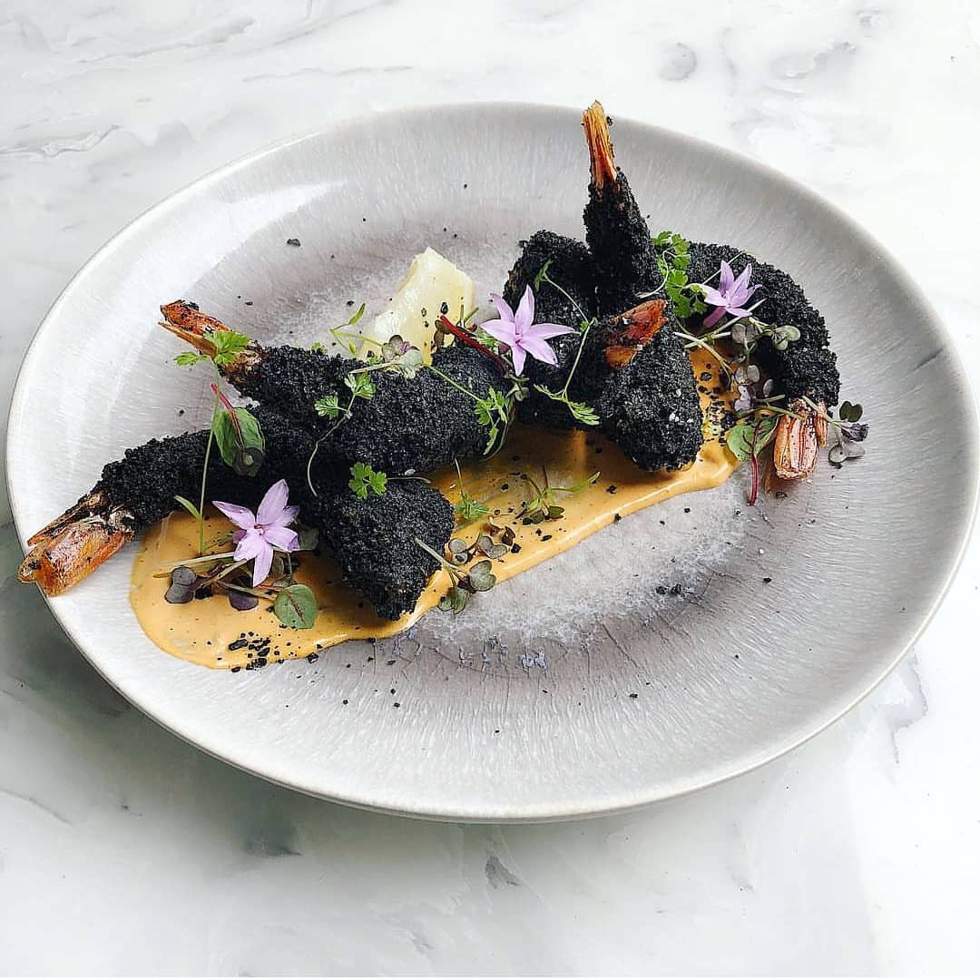 Depuis 2 ans, la Crevette KURO surprend les restaurateurs et les  traiteurs en France.  Retrouvez une mise en assiette créée par Pacific  West en Afrique du Sud. Cet été, envoyez nous des photos de notre KURO dans vos établissements  préférés. #PacificWestFR