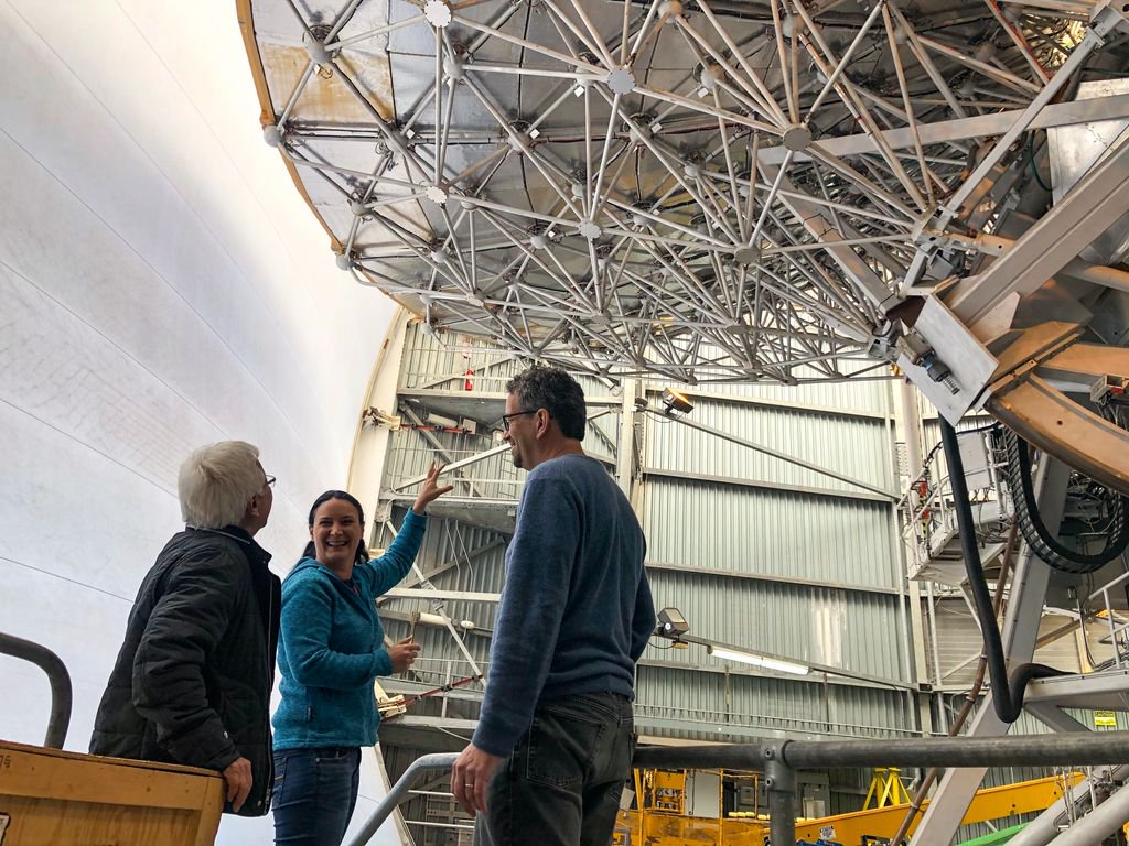 eao_jcmt's tweet image. The #JamesClerkMaxwellTelescope &amp;amp; #SubmillimeterArray atop #Maunakea,  pioneered this technique to study black holes decades ago, and they were critical in capturing the stunning image of a supermassive black hole at the center of the Messier 87 Galaxy. #EHTBlackHole