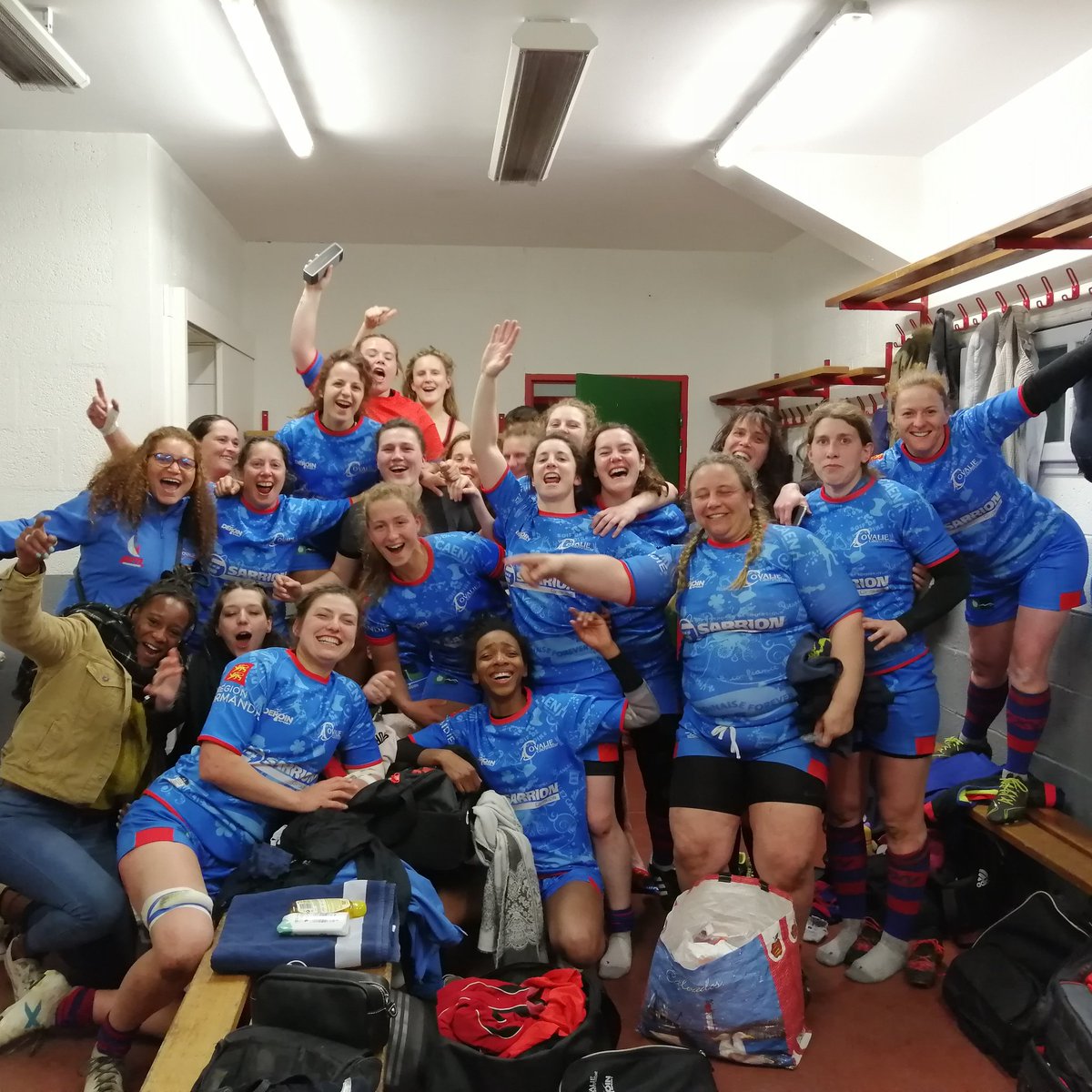 OvalieCaennaise's tweet photo. #Fédérale2 - Selfie de victoire pour nos Caennaises qui remportent leur match face à Nantes sur le score de 21 à 32 😁 https://t.co/YMP3JDoCHv