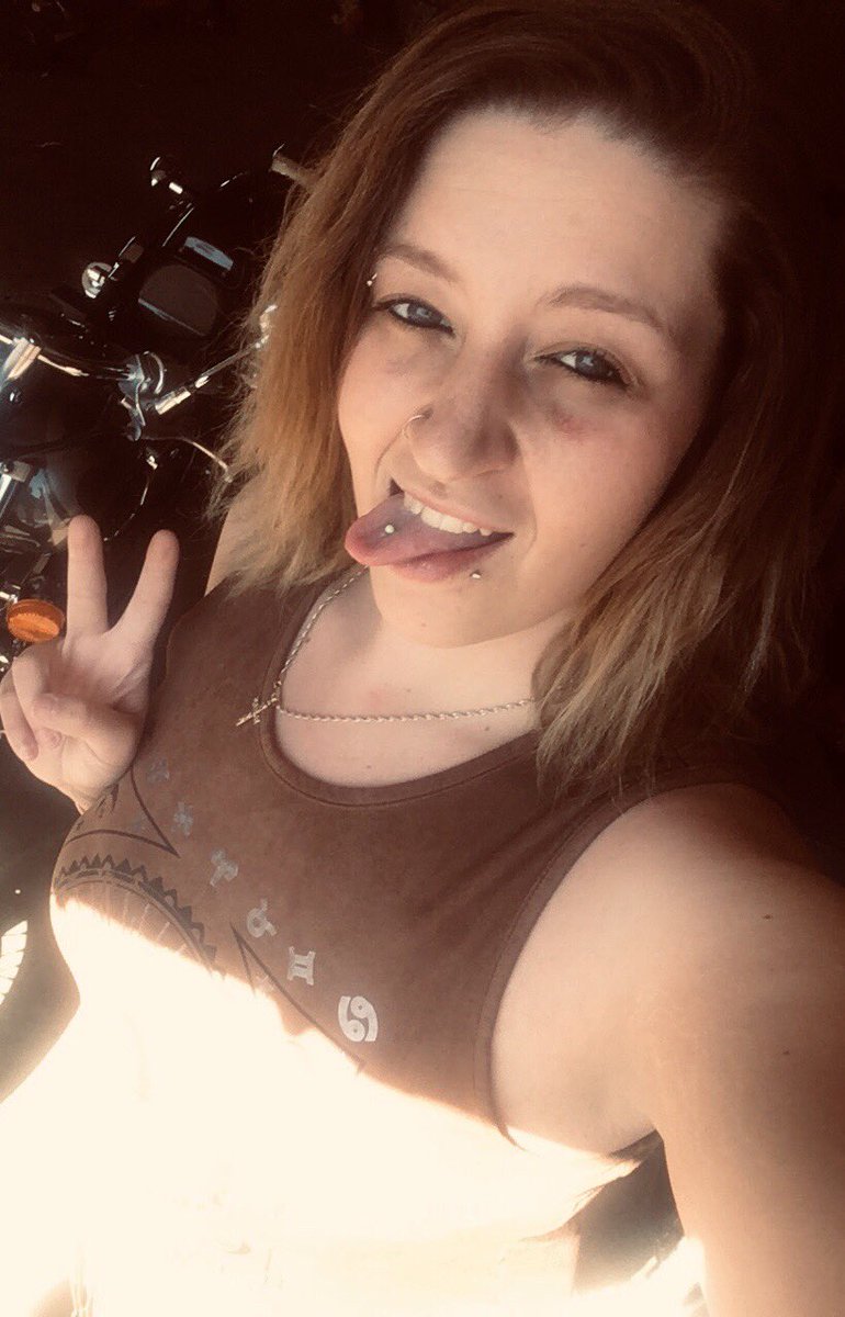 Rachel23420's tweet photo. Be the best you 💙
#positivevibes #goodvibes #loveyourself #happiness #canadiangirl #girlswhoblaze #tonguepiercing #tongueout #happinessiskey #bethebestyou #livinmybestlife #happy #countrygirl #photooftheday #l4like #prettylady #crossonmyneck https://t.co/ubnrKu8tmo