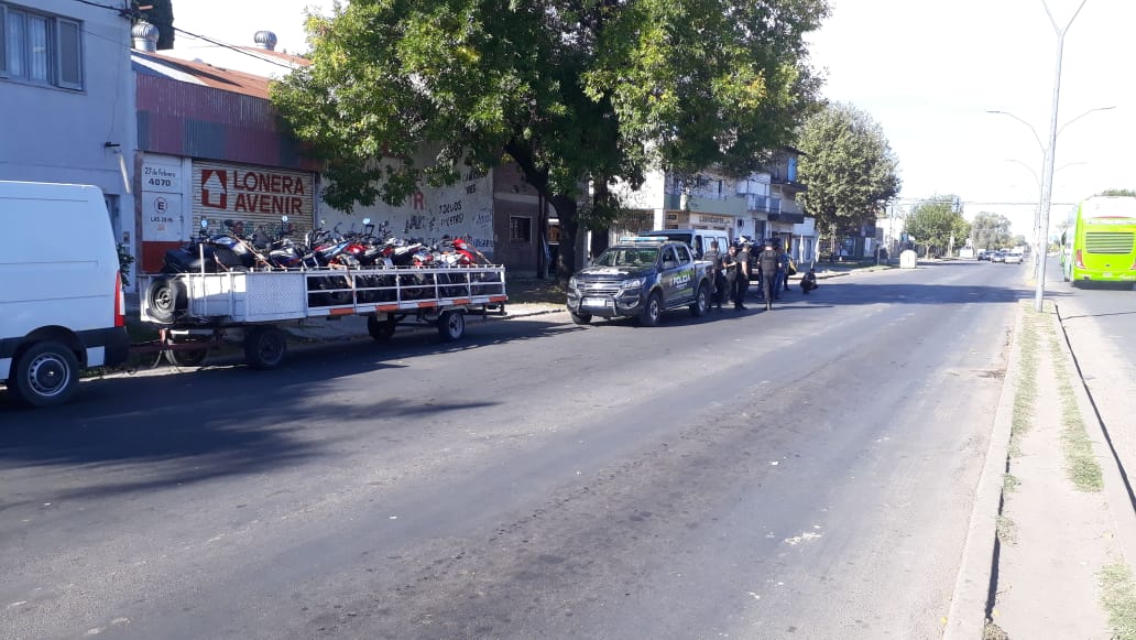 GustavoAdda's tweet photo. #HayControl
En el corredor Avellaneda @DGTRosario junto al #TercioDelta (C.R.E.) remitió 23 motos.
En Av. de La Costa continuamos con el ordenamiento.
También trabajamos en parques para que todos disfruten de sus Espacios Públicos.
#RosarioParaTodos
#SomosLoQueHacemos https://t.co/e9prWnG28l