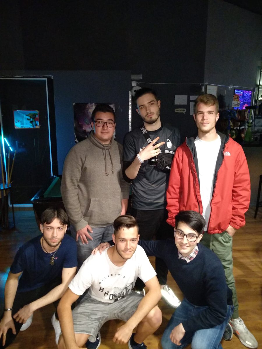 IAmMarioGGs's tweet photo. ¡Buenísima tarde en @meltdownvlc , en un "mini torneo" de @BrawlStarsES !
Encantando de conocer a @ZhurielGG , persona de 10 💪
Y por supuesto, volver a ver y a jugar con/contra @xFortuuneBrawl y #Alós🏆
También conocer a #Jamboloco y #Bot1 🤣 https://t.co/CXhCXXqJhq