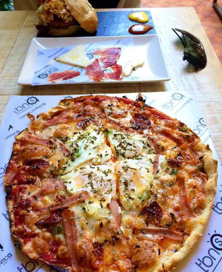 TbnAS's tweet photo. Cogiendo fuerzas para el #Domingoderamos con la pizza #Auténtica-chorizo picante, jamón, queso, cebolla, pimiento y huevos. 
#laautentica #pizzas #tbn #taberneando #cenas #sabados https://t.co/wJ9jKViPsR