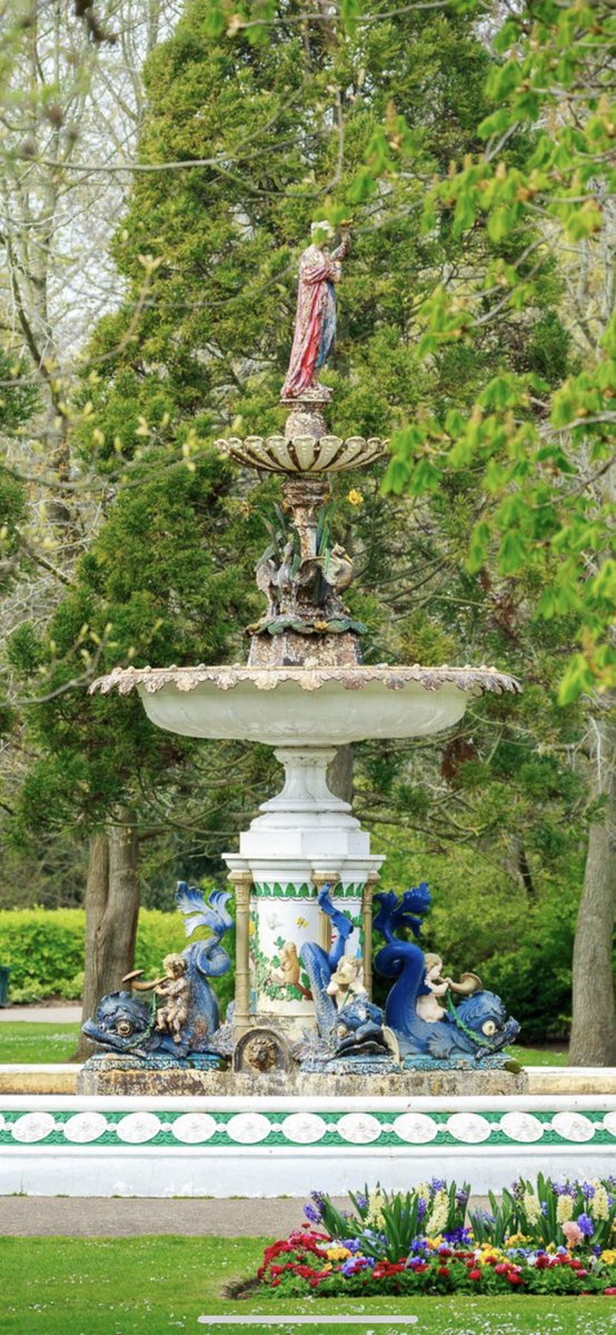 I don't often shoot in portrait, but loving the compositions here. 

#Lovewhereyoulive♥️ 
#Taunton #visittaunton