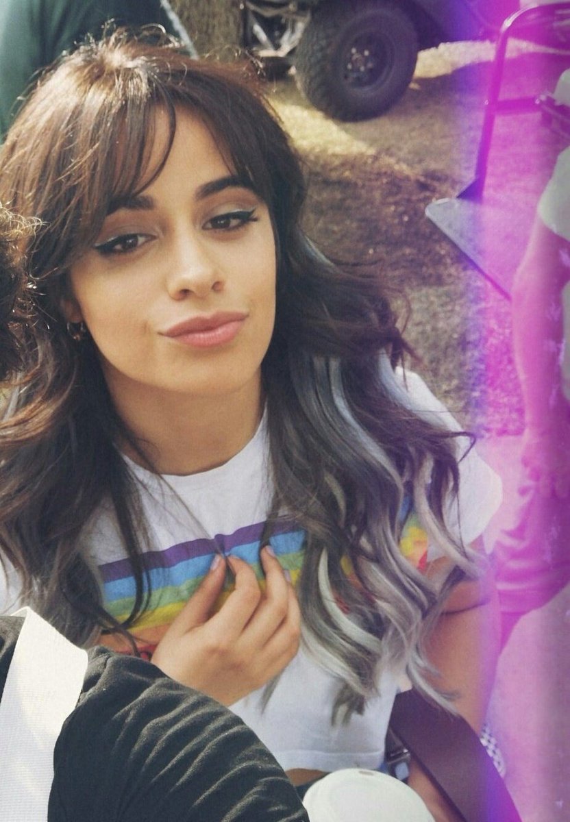 inspiredkarla's tweet photo. cuando a camila se le cayó café en la remera y pasó todo el día tapándose la mancha en las fotos la amo https://t.co/sb9Ae4prXk