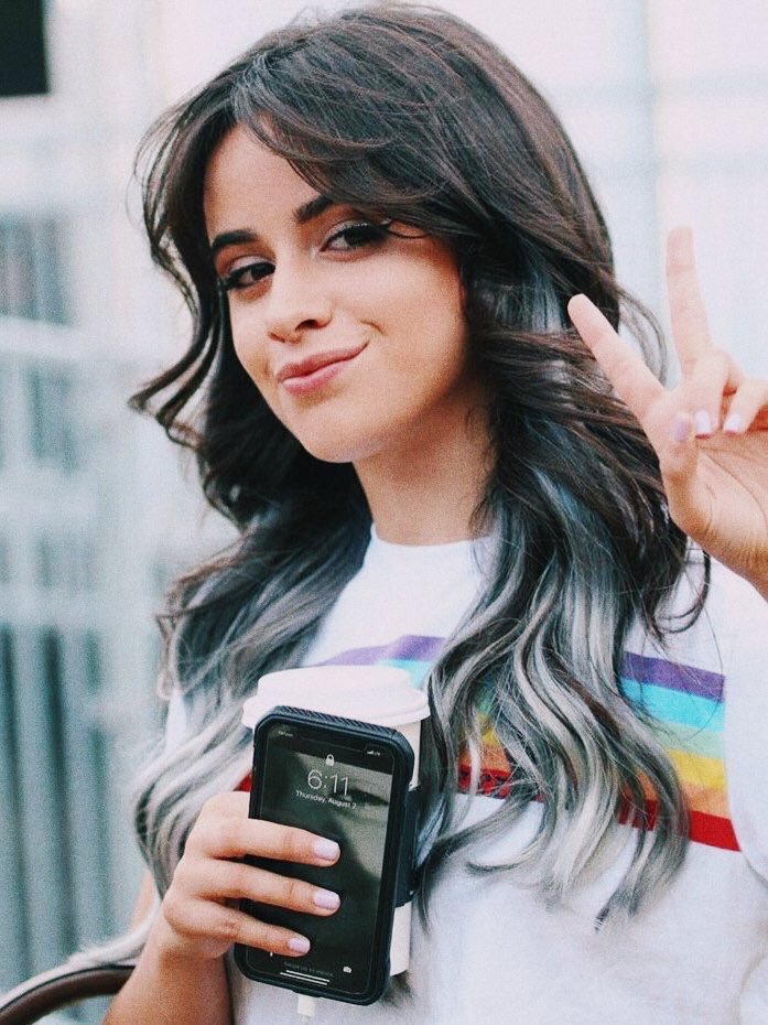 inspiredkarla's tweet photo. cuando a camila se le cayó café en la remera y pasó todo el día tapándose la mancha en las fotos la amo https://t.co/sb9Ae4prXk