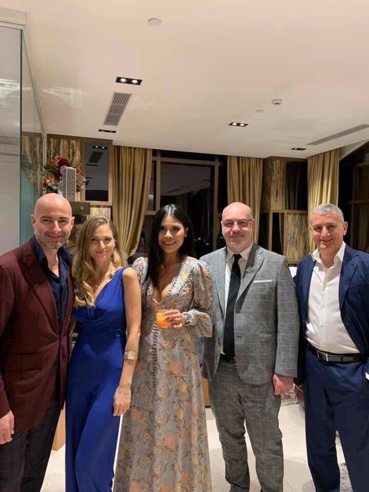 dante_brandi's tweet photo. Grazie a tutti gli amici 🇮🇹🇻🇳 alla nostra festa ieri per celebrare la tanta #Italia alla #AVIFW. E riconoscenza speciale ai dieci giovani talenti pugliesi che hanno affiancato lo storico @Pendolasco in una cena fashion-food-wine all’insegna dell’eccellenza!
#vivereallitaliana https://t.co/6HzuCyYMLT