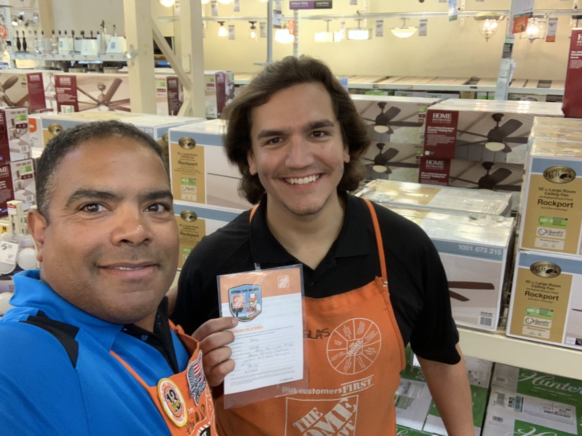 PRSKILOVER's tweet photo. Doug and his amazing customer service .... wowing the customer here at 0256.....@0256jharris https://t.co/x9DTO1xHdS