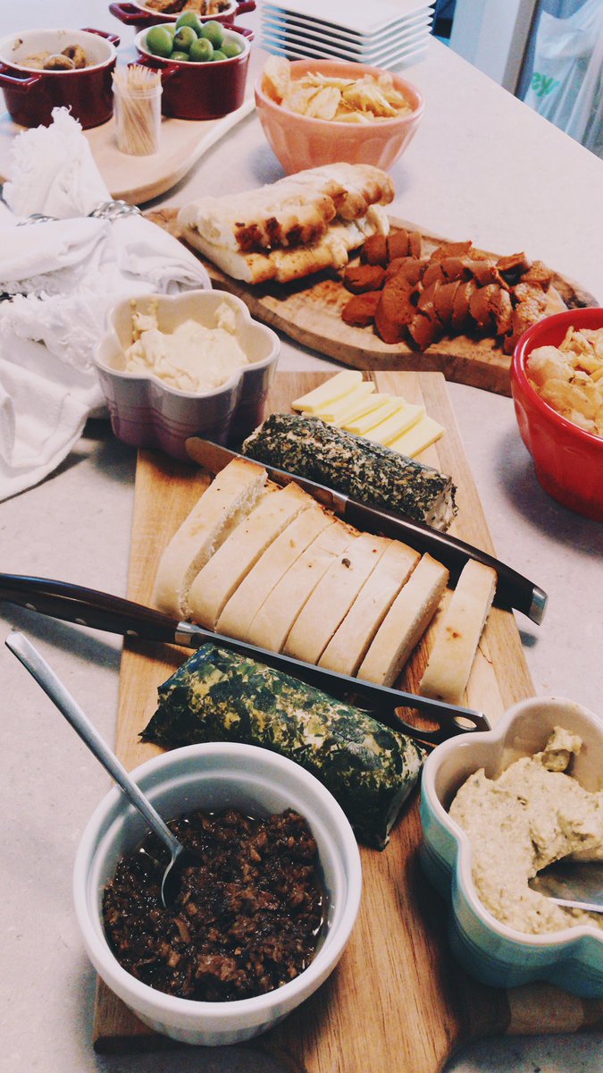 CearasKitchen's tweet photo. Black bean tofu, green olives, button garlic mushrooms, garlic bread, chippies, spicy sausage, leek cheese, herbes de provence cheese, mushroom truffle, spinach dip, mozzarella, and hummus. ♥️ https://t.co/ZMOIFT6jYx