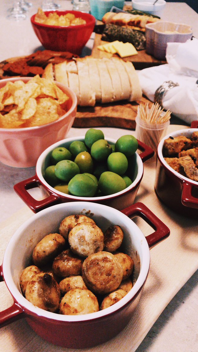 CearasKitchen's tweet photo. Black bean tofu, green olives, button garlic mushrooms, garlic bread, chippies, spicy sausage, leek cheese, herbes de provence cheese, mushroom truffle, spinach dip, mozzarella, and hummus. ♥️ https://t.co/ZMOIFT6jYx