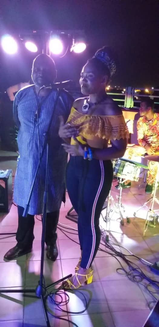 okabolradio's tweet photo. Du beau monde au monde à la dédicace du livre #AfricaIsMusic
À l'instar de @krotal_twit , @DMakedah ,@kareyfotso et de nombreux amoureux de l'art et de la photo
#AfricaIsMusic
#Photo
#Art https://t.co/T89fv5C8aj