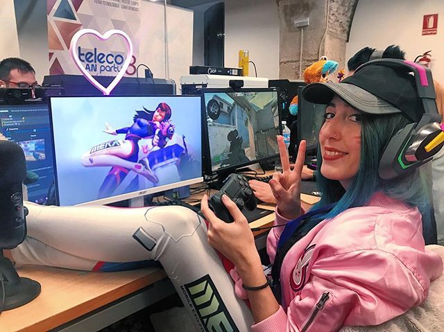 MiriamHyrule's tweet photo. NERF THIS!🐰 Me lo estoy pasando genial en esta #TLP11 como todos los años desconectando conectada al pc y a mis amigos. Con un 💖 me ayudas a ganar un concurso que están haciendo aquí. @telecolanparty . ✌🏻✨ https://t.co/u17luLUlkJ https://t.co/WTQr9y1vdX