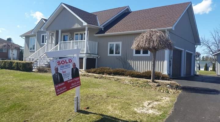 YourStreetUrWay's tweet photo. Another home sale by "the boys" at the Yourstreet Real Estate Team!..
Happy sellers John and Cindy are off to the Rock for more adventures!!..Best of Luck to you both.... Dan and Bill https://t.co/yK6DBXHly1
