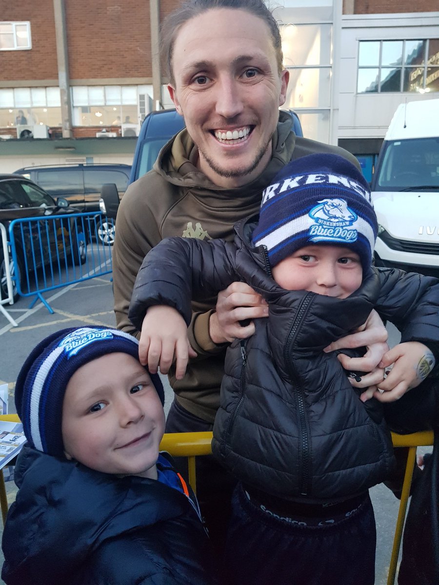 adamdartdavison's tweet image. My little boy dawson said he picked me up cant stop smiling and hes got same boots as you over the moon made my boys day thank you @lukeayling_8  @LUFC  #4togo #lufc #pulledyourbackout 🤣