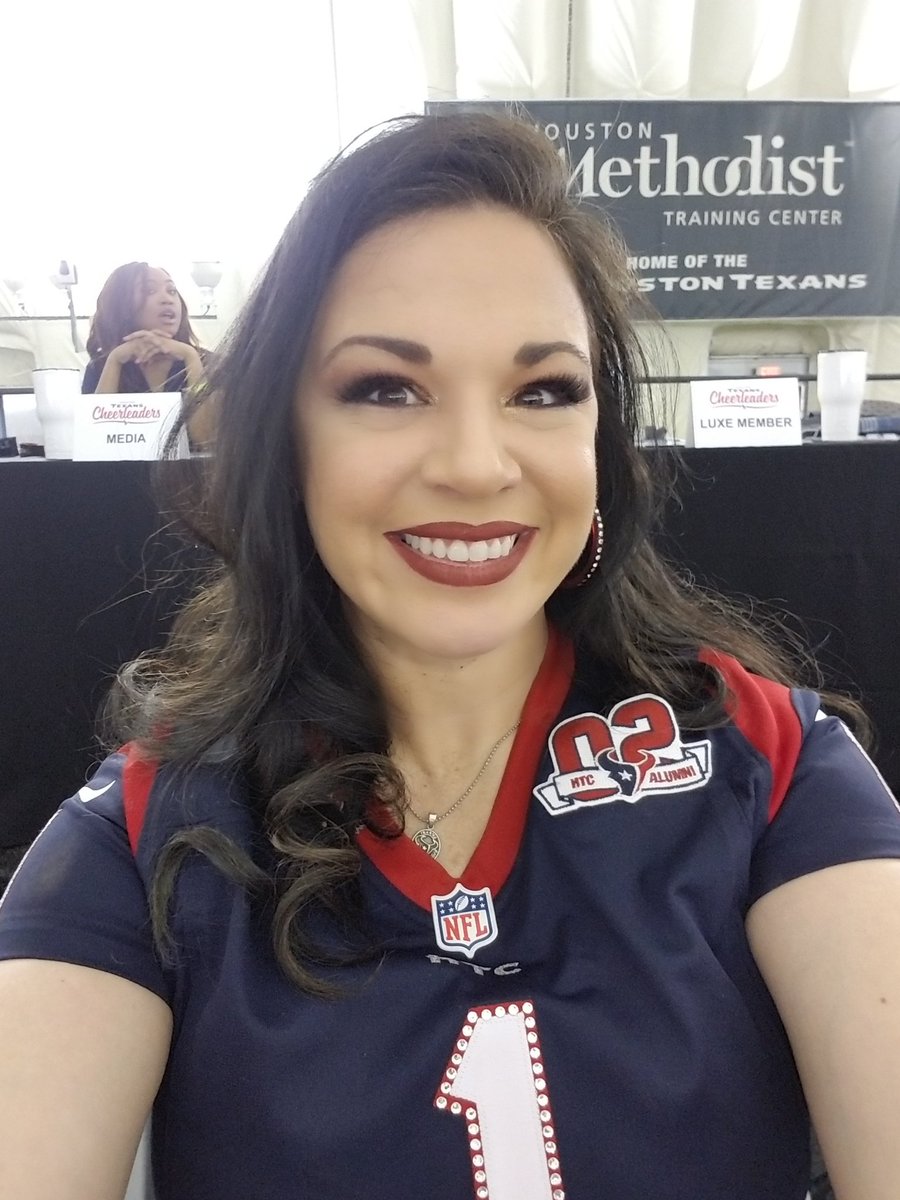 AmberWood422's tweet photo. So much fun judging #texanscheerleaders tryouts today! Representing 2002 HTC OG's baby! It's such an honor to judge for my favorite team! 💙❤ Let's see what this new generation's got!! Thank you @TexansCheer for having me!! #htcalumni #HTCTryouts2019 #houstontexans #stillgotit https://t.co/FobOSnk5A0