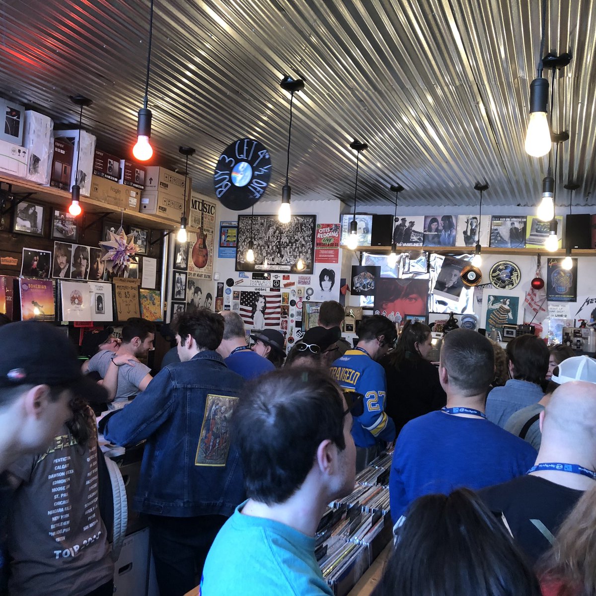 liliroquelin's tweet photo. #recordstoreday #recordstorecrawl #nyc @hifirecordsastoria #records #vinyl #music #musicisalive #astoria #hifirecordsastoria https://t.co/qiiLrZGGnK