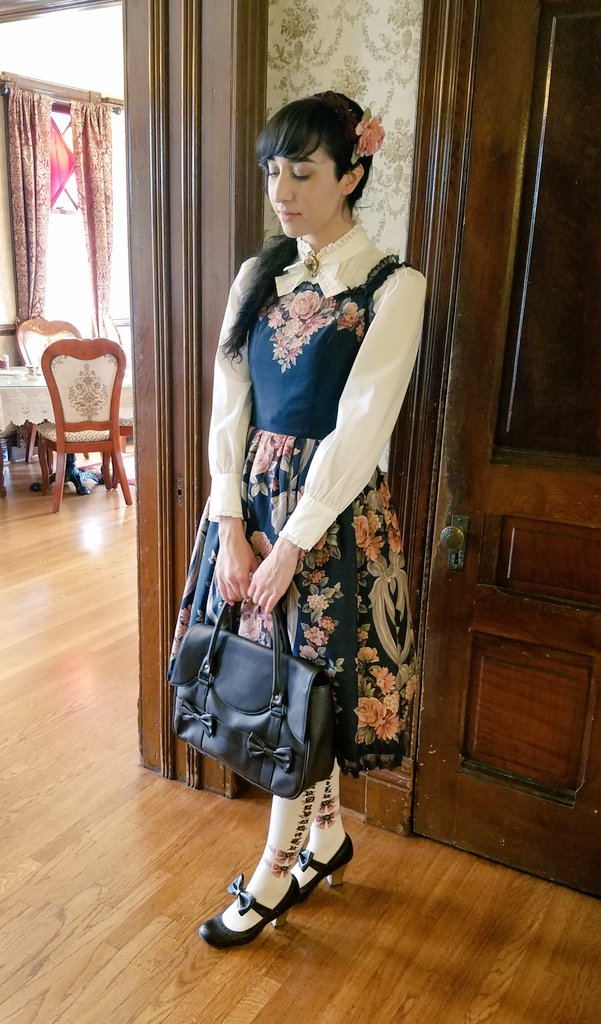 Innocent World 藤原ゆみ 世界中のロリータさんへ 私は身長が170cmもあるのに可愛いものが大好きで 可愛い女の子に憧れていたの 絶対になれないと思っていたけど いつか花柄のワンピースやレースの似合う人になりたくて もし私が可愛らしい美少女だっ