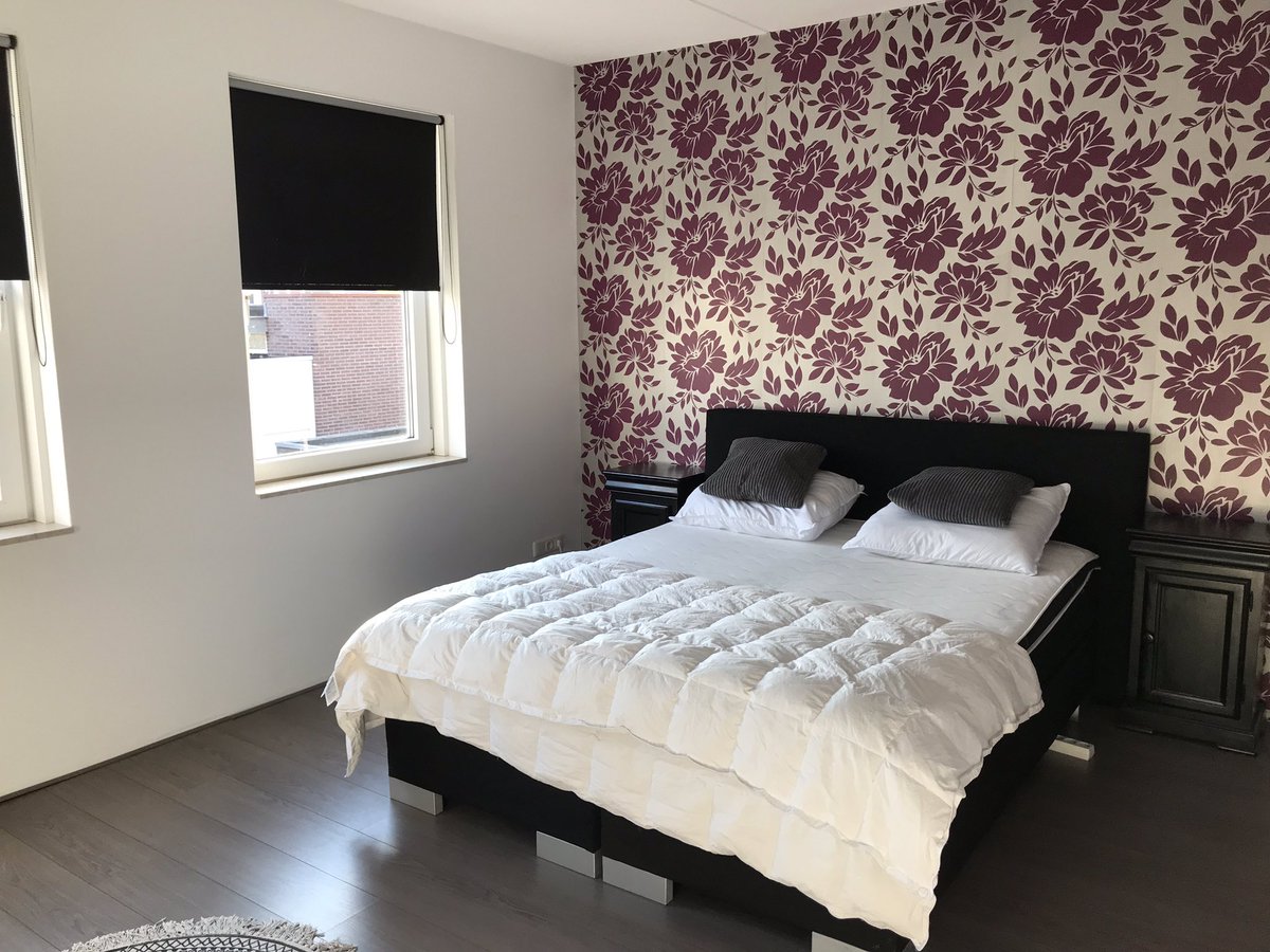 Zoek je tijdelijk woonruimte omdat je hier voor een jaar aan het werk bent? Leuke woning centraal gelegen vlak bij de N57 en de A58. En op 10 minuten van de tunnel.