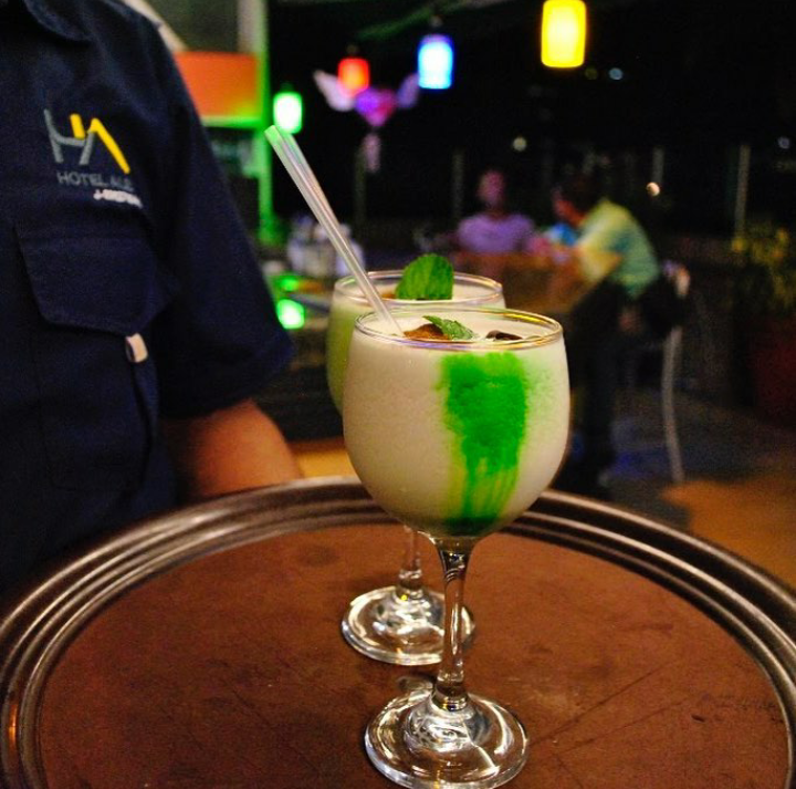 De jueves a sábados disfruta a partir de las 7pm de nuestra #Terraza con música en vivo y los mejores cocteles de la ciudad .
.
#HotelAlex
#MasQueUnHotel
#ccs
#Caracas 
#caracas