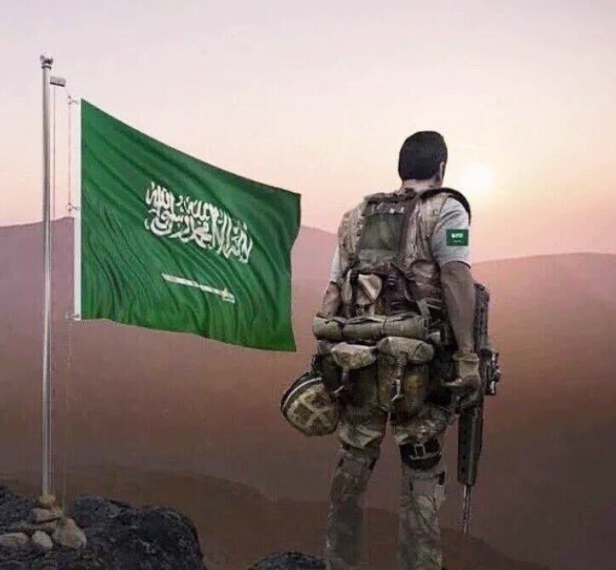 #مرابط على حدود الوطن
ويذود من دونه
روحه مقدّمها ثمن
قدّام يدعونه
جنْدٍ ليا جفّ الغصن
بالدمّ يروونه
العز بسلاح وكفن
والروح مرهونه
يادار .. وانتي أولاً
درّه ومكنونه
من حبك بسرّ وعلن
يحفظْك بـ عيونه
نذرٍ على مرّ الزمن
تبقين مصيونه
💚🇸🇦