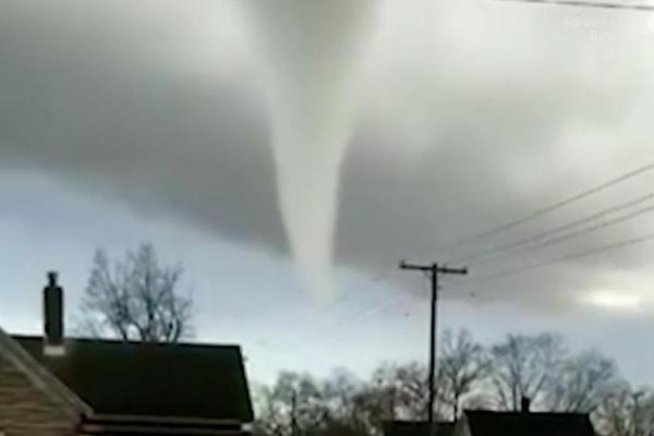 PusatBeritaID's tweet photo. Tornado Mengancam Wilayah Selatan Amerika - https://t.co/c841d5Rn2q https://t.co/84p122oFlw