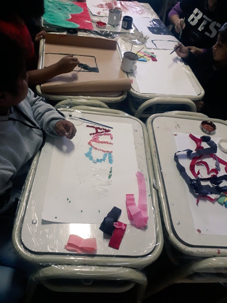 okconny's tweet photo. Pocos colores y rompiendo estructuras. Cielo dorados y con estrellas rojas. Taller de Arte, Hogar Escuela @artydance23 @FerSiarezEa @fguillesaavedra @patriciapinasco https://t.co/OwX1eGIm3g