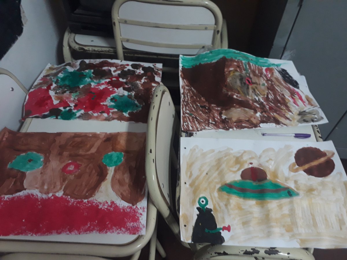 okconny's tweet photo. Pocos colores y rompiendo estructuras. Cielo dorados y con estrellas rojas. Taller de Arte, Hogar Escuela @artydance23 @FerSiarezEa @fguillesaavedra @patriciapinasco https://t.co/OwX1eGIm3g