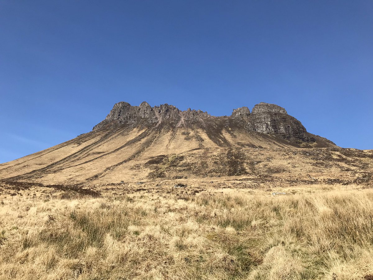 DMK_17's tweet image. Fabulous day for a walk up this mountain today with blue skies and clear views as far as the eye can see #stacpollaidh #suilven #assyntmountains #amazing #solucky #goodtobeout