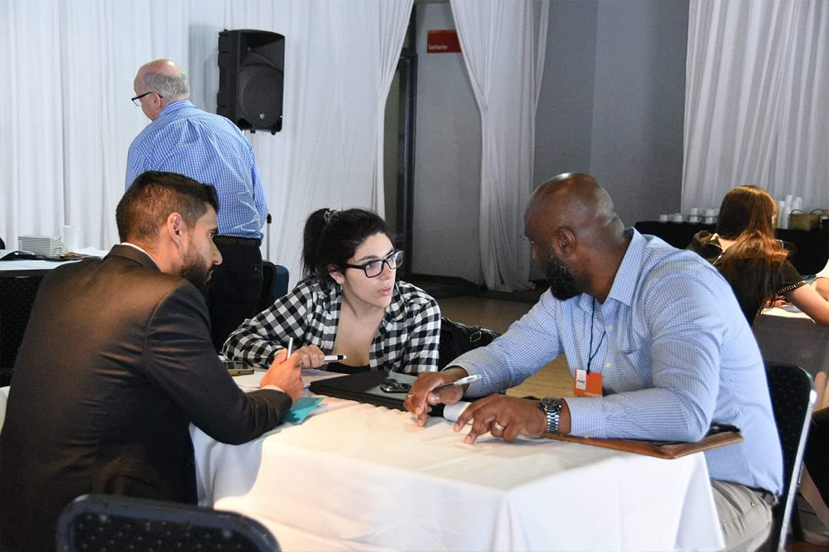 FIAR2019's tweet photo. 🔝 Más de 400 expositores, 650 encuentros de negocios internacionales y casi 3.000 reuniones con compradores locales ratificaron a #FIAR2019 🌍  como plataforma ideal para la potenciación y crecimiento de las empresas de la región. https://t.co/zFLEqOJOnx