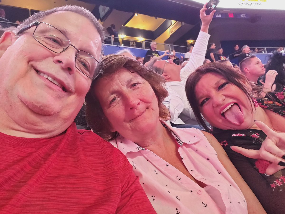 TomRakes's tweet photo. Formerly from New Albany, we are enjoying Thunder Over Louisville on WAVE 3 from St. Petersburg, FL https://t.co/NFyEER7pHe