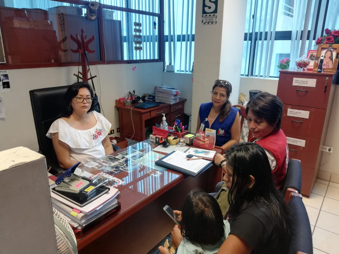 Karen Shawiri Lopez realizando la denuncia de la desaparición de 4 menores / Foto: Defensoría del Pueblo