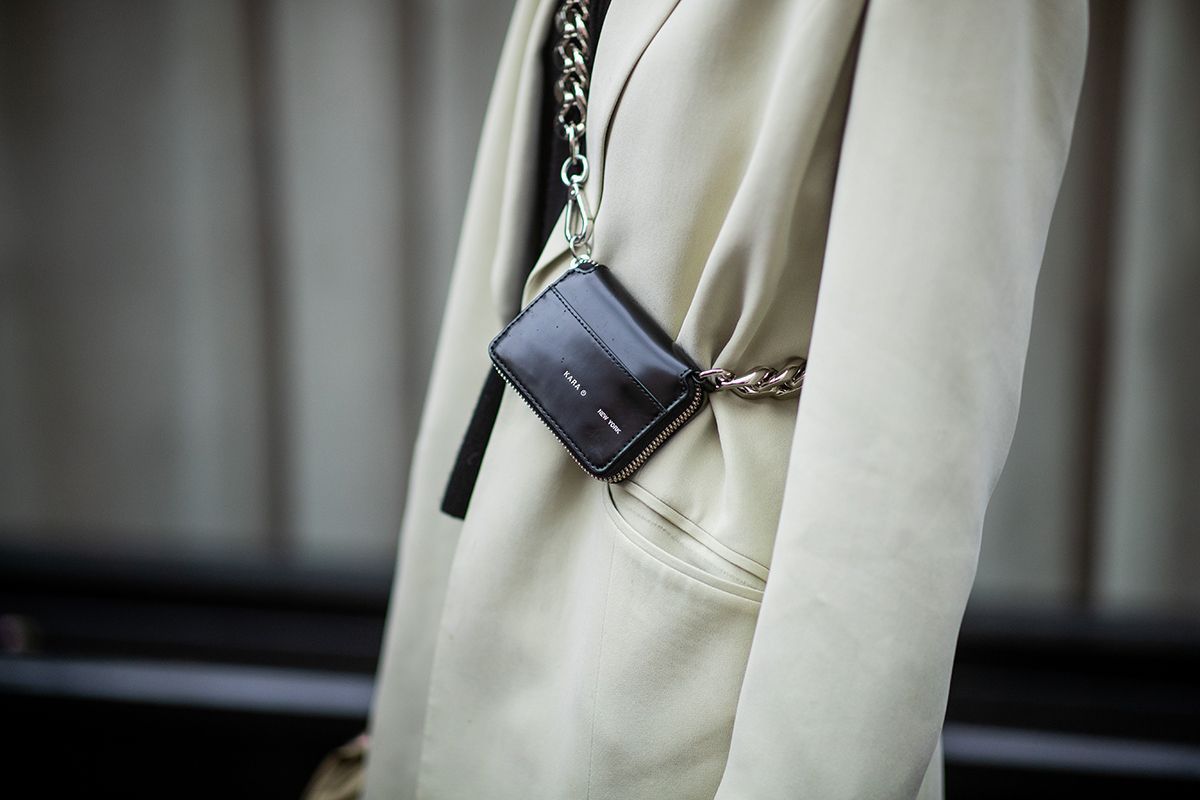 Vogue Japan A Twitter アクセサリー感覚で纏えるミニ財布 チェーンを取り外せば 財布としてデイリーユースが可能に Sakura Karugane T Co T6oolul56v