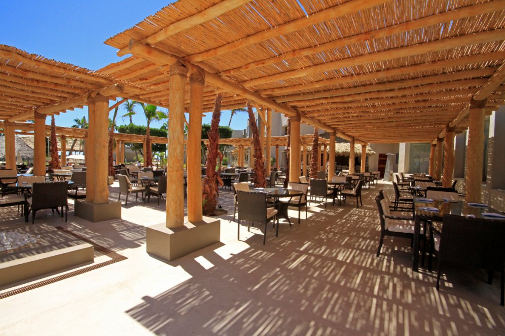 En Frutas y Flores disfrutarás tus alimentos adentro con aire acondicionado o en la palapa exterior.